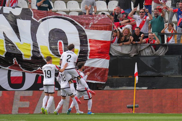 Los jugadores celebran después de que Ilias Akhomach, del Rayo Vallecano, anotara el primer gol de su equipo l AP