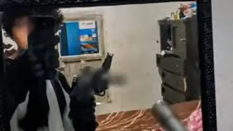 Autoridades aseguraron un rifle AR15 y 64 cartuchos útiles tras la detención./ X