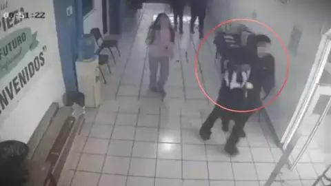 El agresor fue inmovilizado con cables antes de ser entregado a la policía municipal./ RS