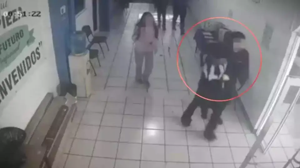 El agresor fue inmovilizado con cables antes de ser entregado a la policía municipal./ RS