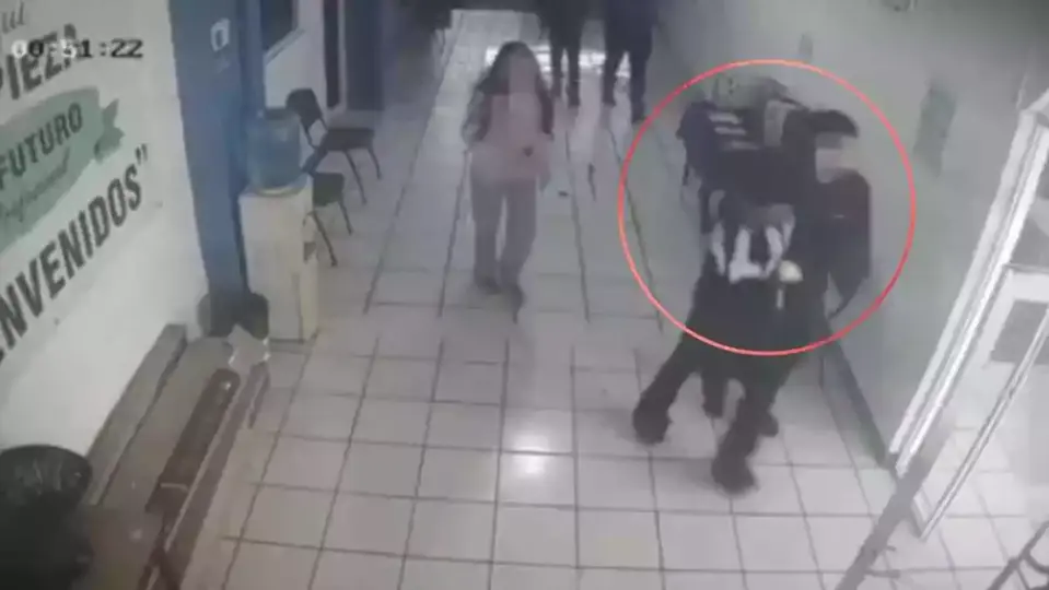 El agresor fue inmovilizado con cables antes de ser entregado a la policía municipal./ RS