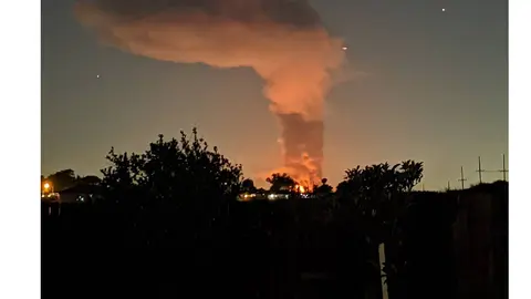 El trabajador se grabó iniciando el fuego y difundió el video en redes sociales./ X: @Digivatar