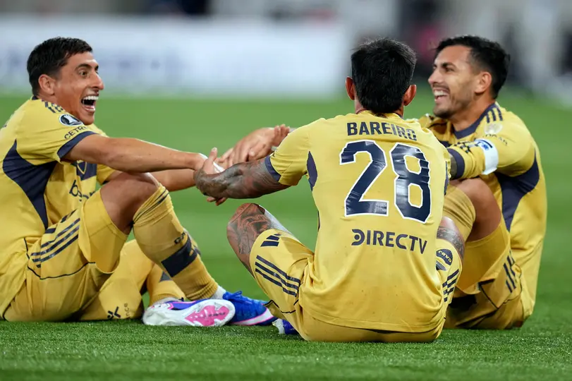Jugadores de Boca Juniors celebran ante la Universidad Católica| AP