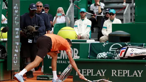 Daniil Medvedev golpea su raqueta contra la arcilla mientras juega contra el italiano Matteo Berrettini durante el torneo de Montecarlo l AFP