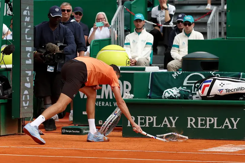 Daniil Medvedev golpea su raqueta contra la arcilla mientras juega contra el italiano Matteo Berrettini durante el torneo de Montecarlo l AFP