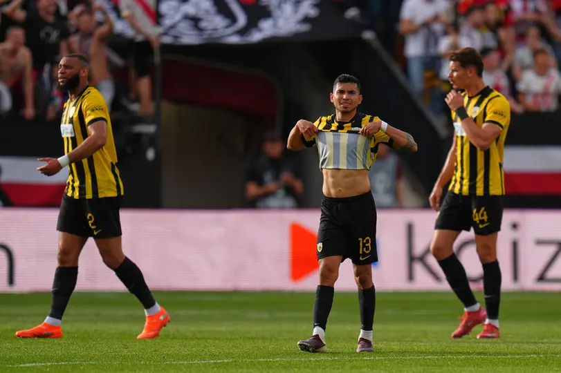AEK de Atenas cayendo derrotado por el Rayo Vallecano l AP