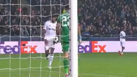 Tyrone Mings fue sancionado con un penal por detener un saque de meta | CAPTURA