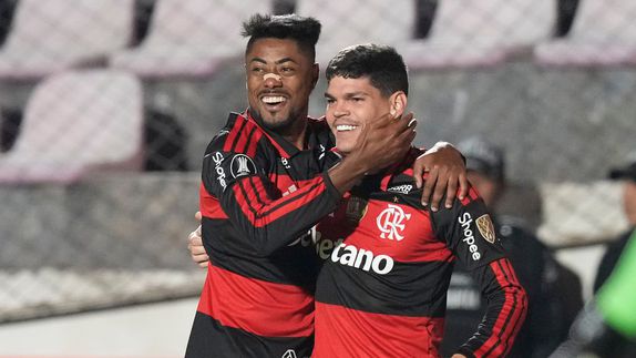Flamengo inicia defensa de título en Copa Libertadores venciendo a Cusco con polémica arbitral