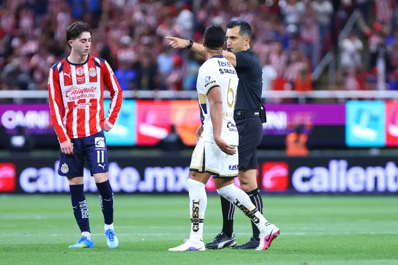 Ismael Rosario López marcando el polémico penal en el Chivas vs pumas del Clausura 2026 | IMAGO7