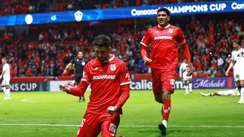 Paulinho celebrando su doblete ante Galaxy en el partido de Ida | MEXSPORT