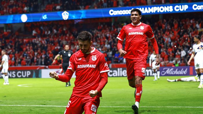 Paulinho celebrando su doblete ante Galaxy en el partido de Ida | MEXSPORT