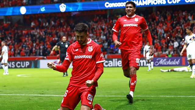 Paulinho celebrando su doblete ante Galaxy en el partido de Ida | MEXSPORT