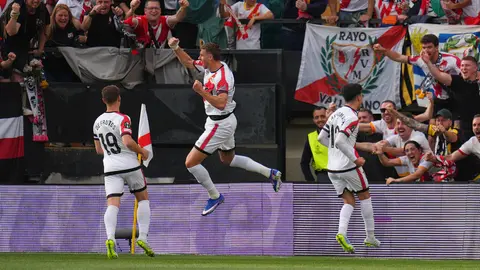 Florian Lejeune, del Rayo Vallecano, en el centro, celebra un gol l AP