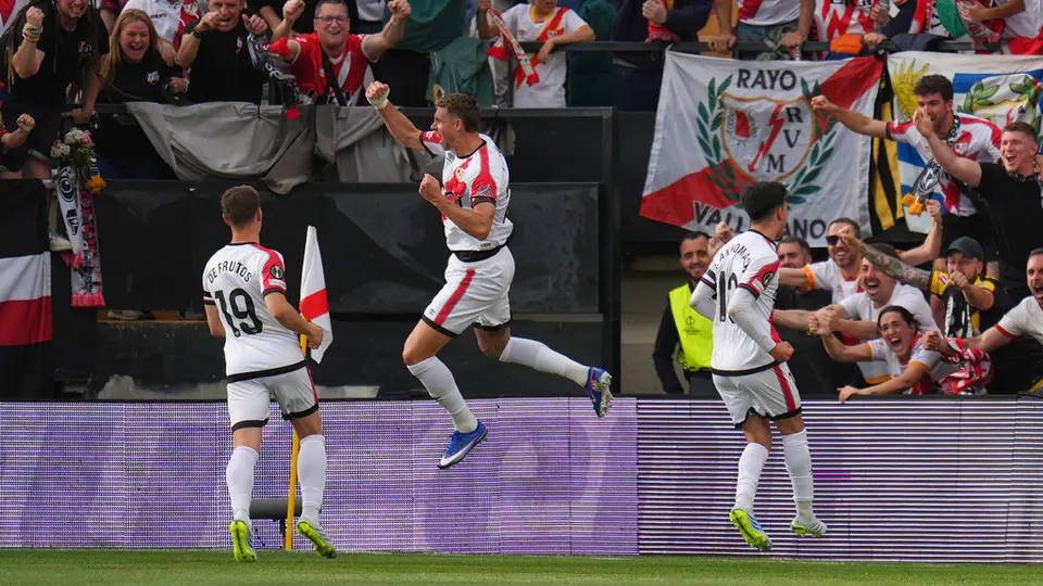 Florian Lejeune, del Rayo Vallecano, en el centro, celebra un gol l AP