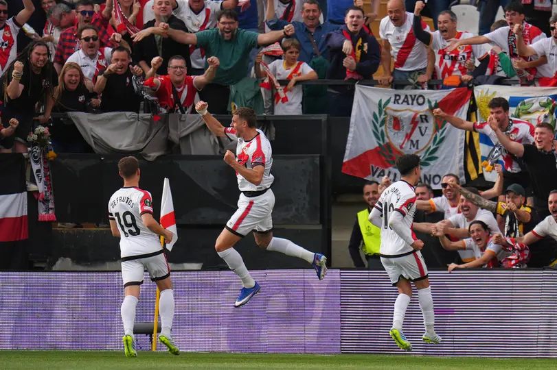 Florian Lejeune, del Rayo Vallecano, en el centro, celebra un gol l AP