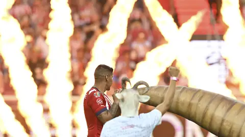 Carlos Salcido en un homenaje previo al partido de Chivas en el Clausura 2023 | IMAGO 7