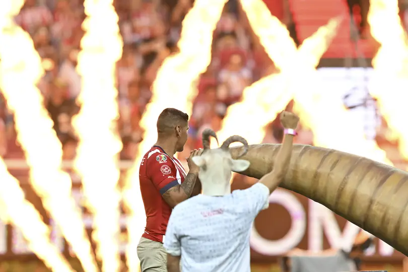 Carlos Salcido en un homenaje previo al partido de Chivas en el Clausura 2023 | IMAGO 7