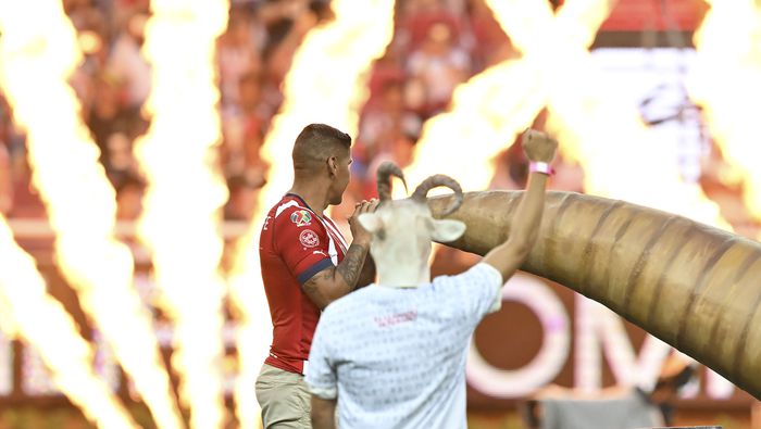 Carlos Salcido en un homenaje previo al partido de Chivas en el Clausura 2023 | IMAGO 7