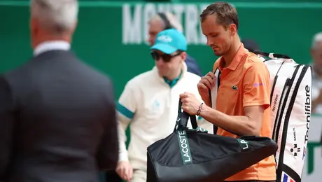Medvedev explota en Montecarlo: cae 6-0, 6-0 ante Berrettini y destroza su raqueta