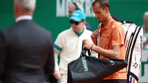 Medvedev explota en Montecarlo: cae 6-0, 6-0 ante Berrettini y destroza su raqueta