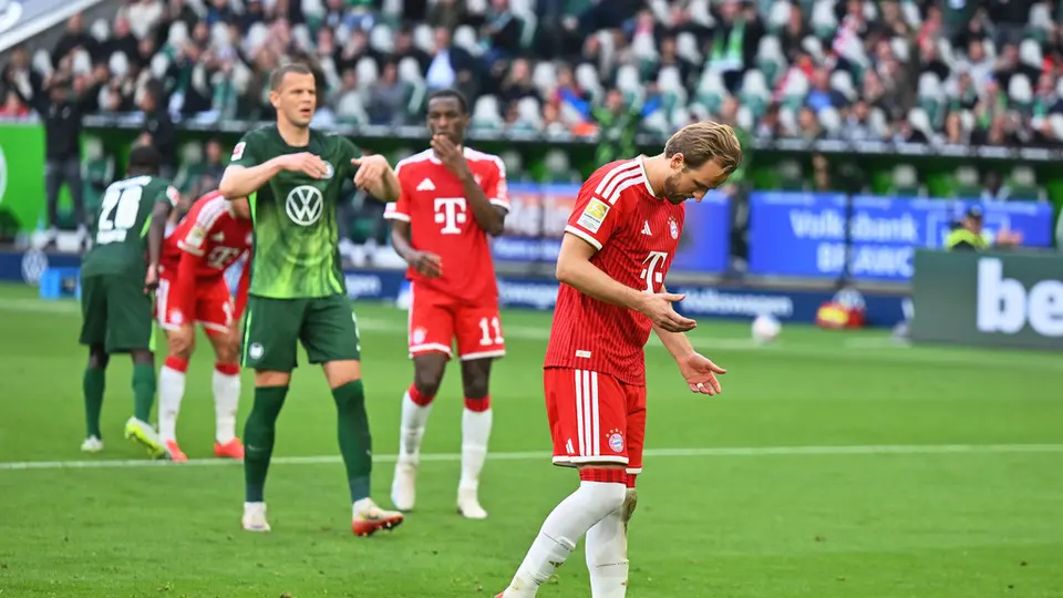 Harry Kane protagoniza bochornoso penal fallado y rompe marca perfecta en la Bundesliga
