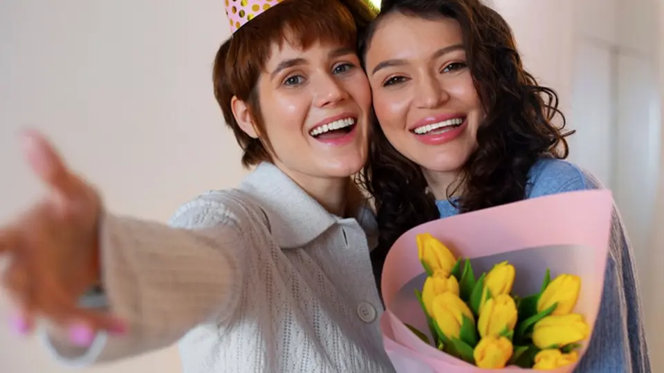 Muchas personas prefieren enviar mensajes más sentimentales para expresar todo lo que sienten / Magnific