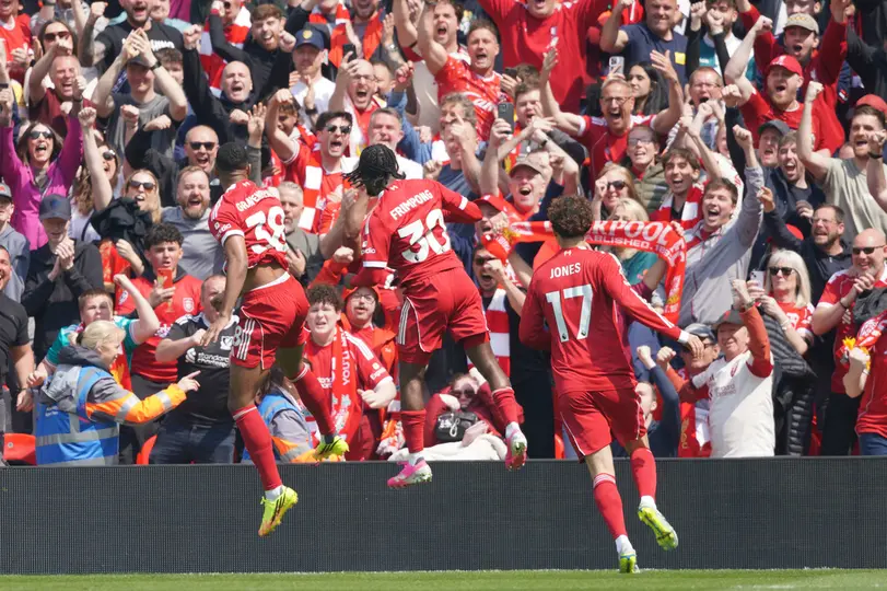Ryan Gravenberch, del Liverpool, en festejo ante Chelsea | AP