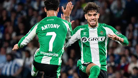 Antony celebrando el gol con Betis l X:RealBetis