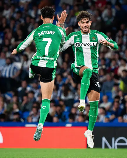 Antony celebrando el gol con Betis l X:RealBetis