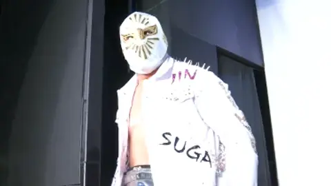 Místico protagoniza momento emotivo con BTS en la Arena México