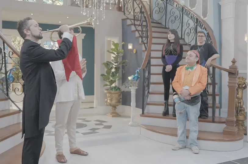 Iker Madrid, interpreta al carismático mayordomo Cástulo. / Cortesía ViX