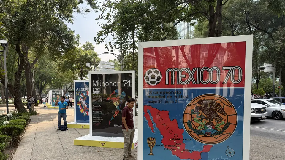 Las clásicas estampas Panini salieron del álbum para convertirse en uno de los spots más fotografiados de Reforma. / Georgina Sánchez