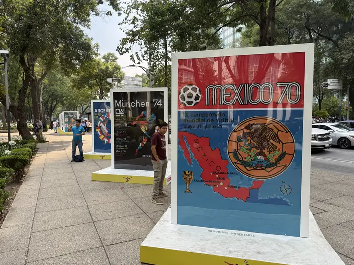 Las clásicas estampas Panini salieron del álbum para convertirse en uno de los spots más fotografiados de Reforma. / Georgina Sánchez