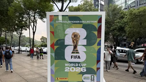 Paseo de la Reforma se convirtió en una galería futbolera con cromos gigantes de leyendas del balompié. / Georgina Sánchez