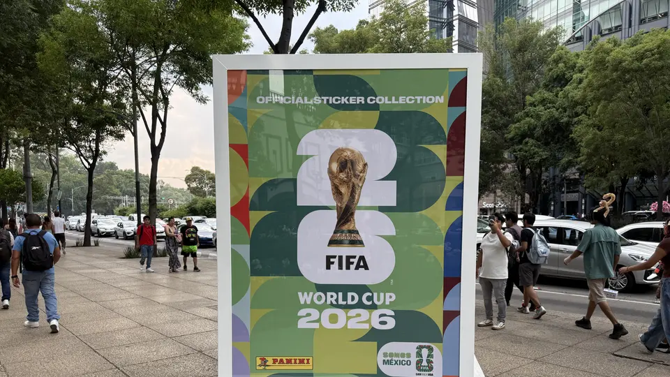 Paseo de la Reforma se convirtió en una galería futbolera con cromos gigantes de leyendas del balompié. / Georgina Sánchez