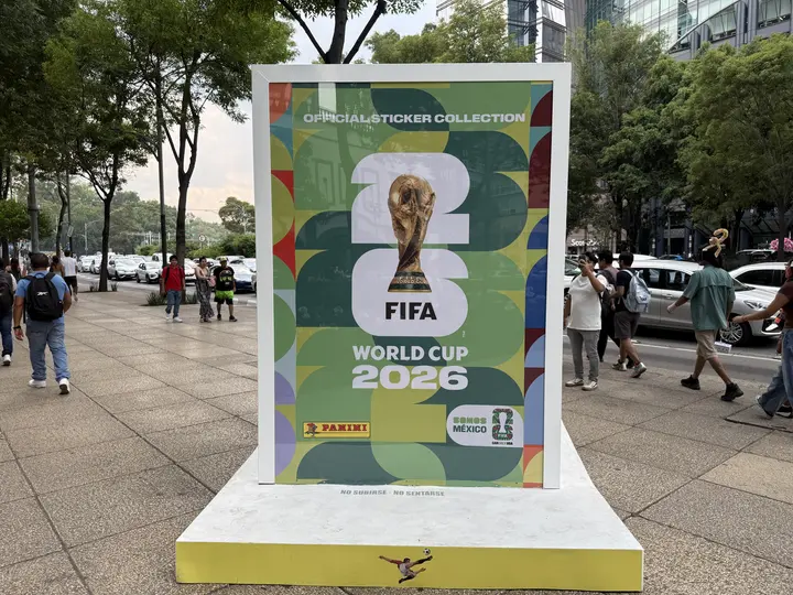 Paseo de la Reforma se convirtió en una galería futbolera con cromos gigantes de leyendas del balompié. / Georgina Sánchez