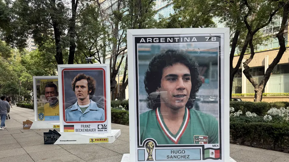 La muestra gratuita de Panini reúne 15 estampas monumentales que celebran la historia de los Mundiales. / Georgina Sánchez