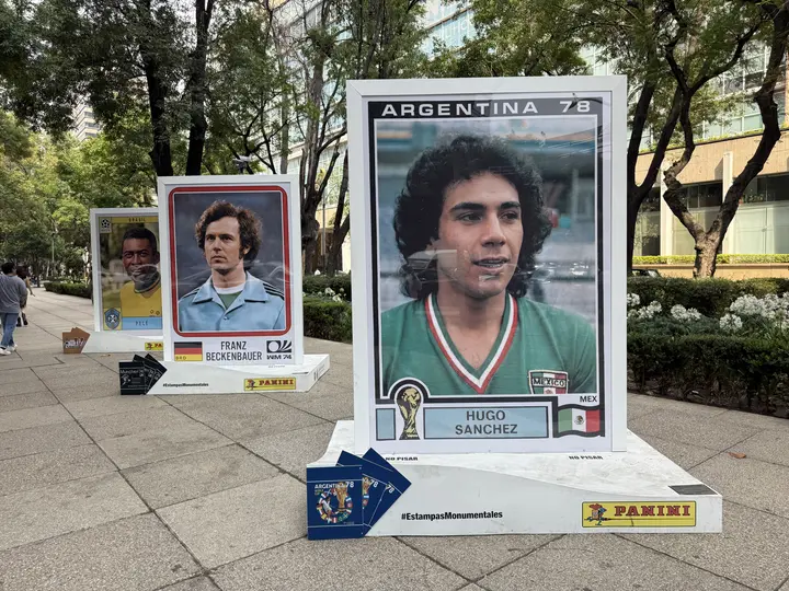 La muestra gratuita de Panini reúne 15 estampas monumentales que celebran la historia de los Mundiales. / Georgina Sánchez