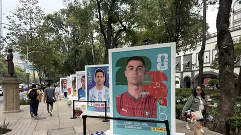 Así lucen las estampas gigantes de Panini en Paseo de la Reforma rumbo al Mundial 2026