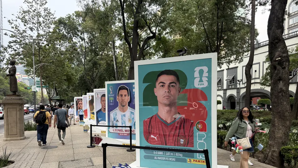 Así lucen las estampas gigantes de Panini en Paseo de la Reforma rumbo al Mundial 2026