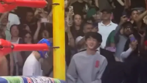 Integrantes de BTS en la Arena México l CAPTURA