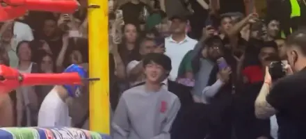 Integrantes de BTS en la Arena México l CAPTURA