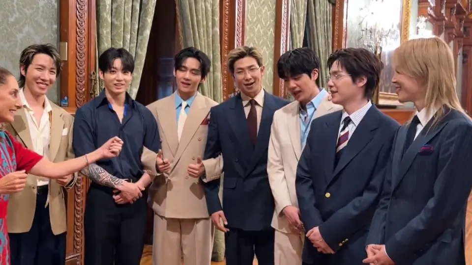 Claudia Sheinbaum junto a los integrantes de BTS en México. / X:@Claudiashein