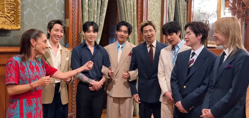 Claudia Sheinbaum junto a los integrantes de BTS en México. / X:@Claudiashein