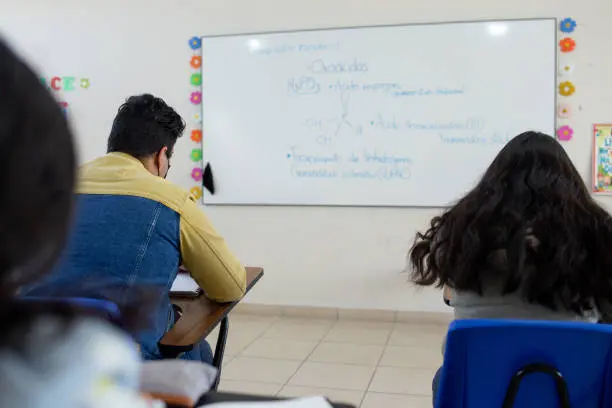 Padres y especialistas advirtieron que reducir semanas de clases podría afectar el aprendizaje de estudiantes. / iStock