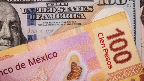 Cambiar dinero dentro de bancos y casas de cambio autorizadas puede brindar mayor tranquilidad a los turistas que visiten la CDMX por la Copa del Mundo. / iStock