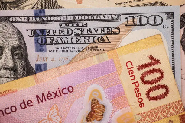 Cambiar dinero dentro de bancos y casas de cambio autorizadas puede brindar mayor tranquilidad a los turistas que visiten la CDMX por la Copa del Mundo. / iStock