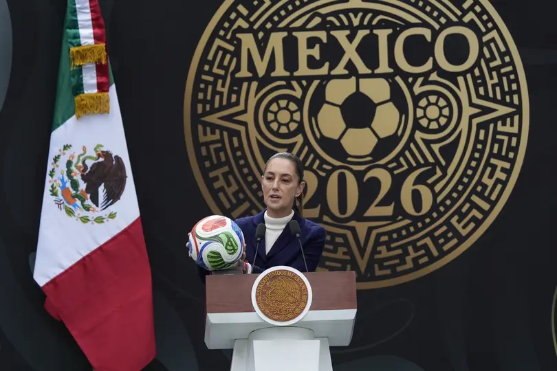 Claudia Sheinbaum confirmó la publicación de un decreto en el DOF para suspender labores en oficinas públicas y privadas el 11 de junio. / AP