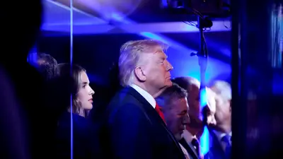 Donald Trump es abucheado por la multitud durante el himno antes del tercer juego de las Finales