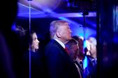Donald Trump es abucheado por la multitud durante el himno antes del tercer juego de las Finales